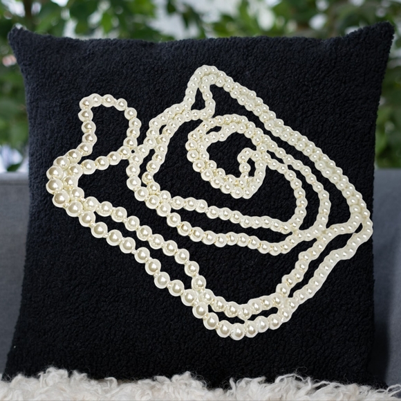 .👣4/$20. Extra Long Faux Pearls Necklace - Picture 3 of 6